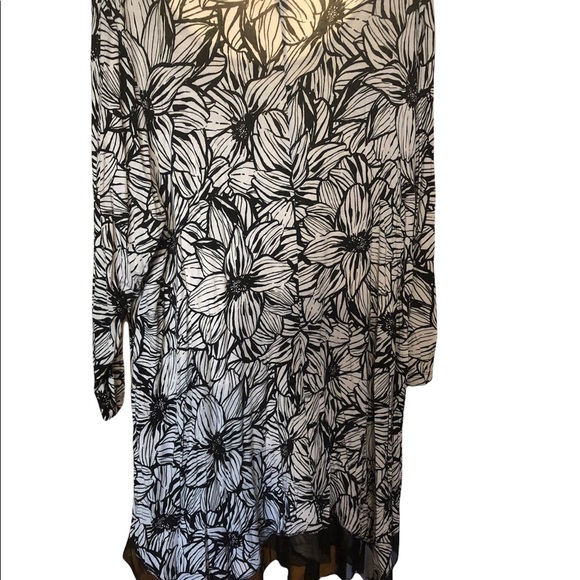 Black and White Floral Plus Size Tunic. Size 1X. - Picture 2 of 2